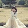 jasapoker online Seorang Xilun, mengenakan jubah rubah putih, berjalan sambil tersenyum.